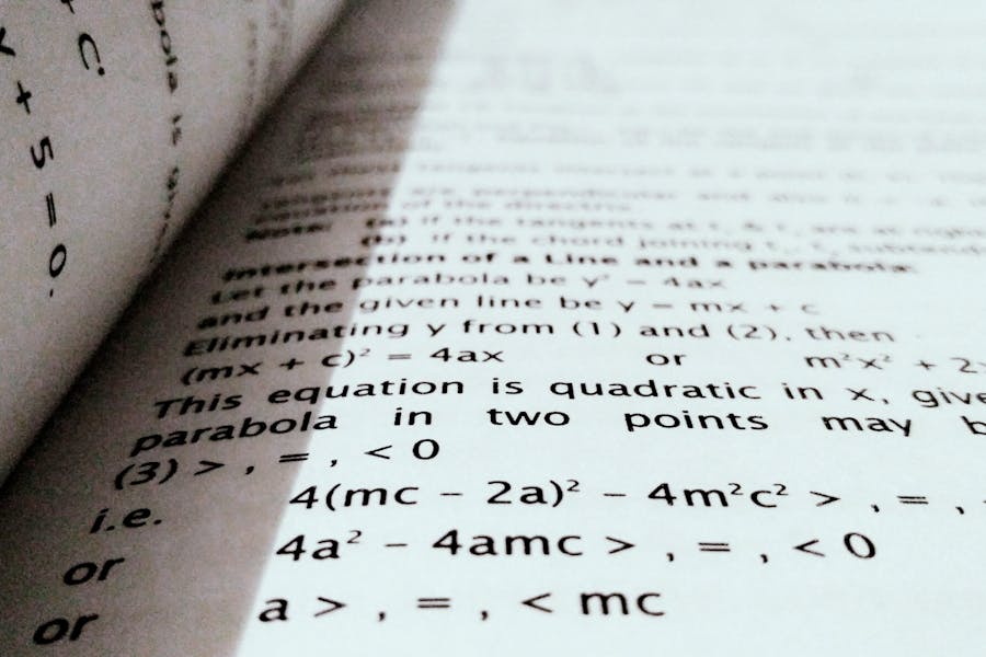 what is the molar mass of chcl3? 48.47 g/mol 83.92 g/mol 119.37 g/mol 121.39 g/mol