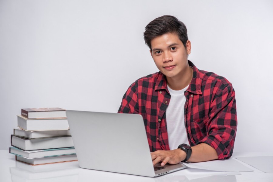 A Student's Guide to Thriving in an Online Degree Program
